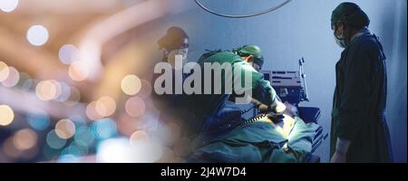 Disaritmia cardiaca da defibrillazione, personale medico chirurgico che esegue interventi chirurgici in sala operatoria in ospedale, i medici utilizzano dispositivi medici automat Foto Stock