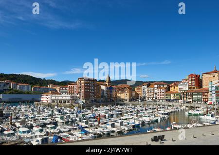 Vista delle barche nella Marina di Bermeo città, Bermeo, Biscay, Paesi Baschi, Euskadi, Euskal Herria, Spagna, Europa Foto Stock