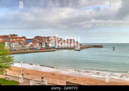 Lekeitio (Leequitio) bellissimo villaggio di pescatori situato sulla costa di Bizkaia, nella regione di Lea-Artibai, sulle pendici del moun Otoio Foto Stock