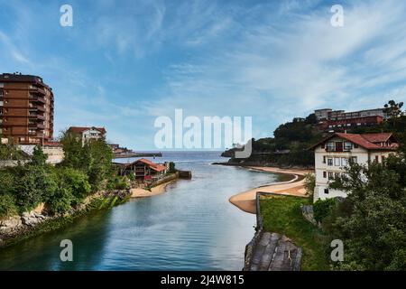 Paesaggio spettacolare del fiume lea, Lekeitio, Paesi Baschi, Euskadi, Euskal Herria, Spagna, Europa Foto Stock