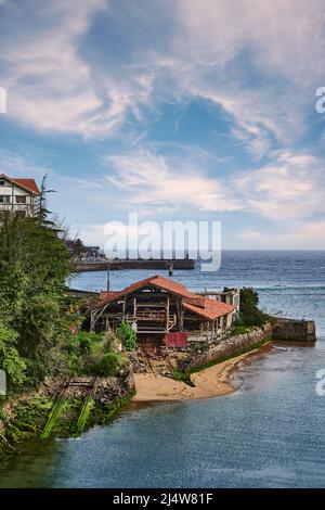 Spettacolare paesaggio del fiume lea con un vecchio molo sulla riva, Lekeitio, Paesi Baschi, Euskadi, Euskal Herria, Spagna, Europa Foto Stock