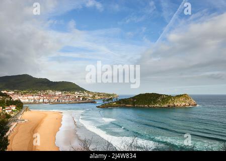 Isola di San Nicolás e spiaggia di Karraspio sulla costa di Lekeitio, Paesi Baschi, Euskadi, Euskal Herria, Spagna, Europa Foto Stock