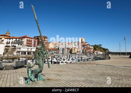 Monumento al pescatore e suo figlio nel villaggio di pescatori di Bermeo, provincia di Vizcaya, Paesi Baschi, Euskadi, Spagna, Europa Foto Stock