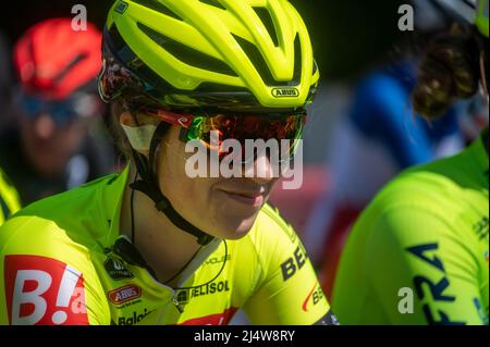 Rider Bingoal-WB Ladies durante il Gran Premio delle Donne di Chambery 2022, gara ciclistica femminile Elite di Coppa di Francia il 17 aprile 2022 a Chambéry-le-Vieux, Francia - Foto Florian Frison / DPPI Foto Stock