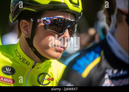 Rider Bingoal-WB Ladies durante il Gran Premio delle Donne di Chambery 2022, gara ciclistica femminile Elite di Coppa di Francia il 17 aprile 2022 a Chambéry-le-Vieux, Francia - Foto Florian Frison / DPPI Foto Stock