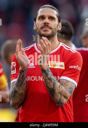 Berlino, Germania. 17th Apr 2022. Calcio: Bundesliga, 1. FC Union Berlin - Eintracht Frankfurt, Matchday 30, an der Alten Försterei. Christopher Trimmel di Union Berlin si aggancia le mani dopo la vittoria. Credit: Andreas Gora/dpa - NOTA IMPORTANTE: In conformità con i requisiti della DFL Deutsche Fußball Liga e della DFB Deutscher Fußball-Bund, è vietato utilizzare o utilizzare fotografie scattate nello stadio e/o della partita sotto forma di immagini di sequenza e/o serie di foto video-simili./dpa/Alamy Live News Foto Stock