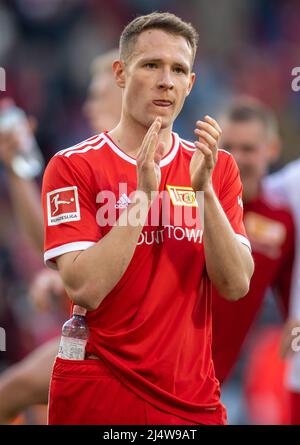 Berlino, Germania. 17th Apr 2022. Calcio: Bundesliga, 1. FC Union Berlin - Eintracht Frankfurt, Matchday 30, an der Alten Försterei. Paul Jaeckel dell'Unione di Berlino si aggrappa le mani dopo la vittoria. Credit: Andreas Gora/dpa - NOTA IMPORTANTE: In conformità con i requisiti della DFL Deutsche Fußball Liga e della DFB Deutscher Fußball-Bund, è vietato utilizzare o utilizzare fotografie scattate nello stadio e/o della partita sotto forma di immagini di sequenza e/o serie di foto video-simili./dpa/Alamy Live News Foto Stock