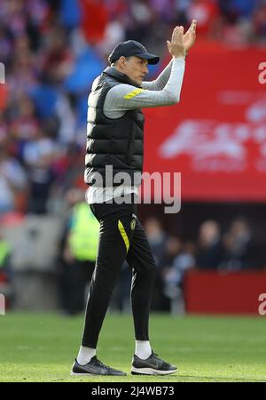 Londra, Regno Unito. 17th Apr 2022. Thomas Tuchel, direttore del Chelsea, applaude i tifosi dopo la partita della Emirates fa Cup al Wembley Stadium di Londra. Il credito dovrebbe leggere: Paul Terry/Sportimage Credit: Sportimage/Alamy Live News Foto Stock