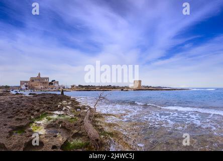 Costa Puglia: La spiaggia di San Vito, con vista sull'imponente abbazia benedettina dedicata al santo patrono, offre una vista affascinante. Foto Stock