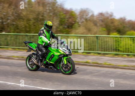 2014 Kawasaki ZX 1000 GBF in linea quattro moto verde Sport Tourer 1043cc; motociclista; trasporto a due ruote, motocicli, veicolo, strade, motociclette, motociclisti che guidano a Chorley, Regno Unito Foto Stock