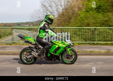 2014 Kawasaki Zx 1000 GBF Inline quattro moto verde Sport Tourer 1043cc; motociclista; trasporto su due ruote, motocicli, veicoli, Strade, motociclette, motociclisti motociclisti automobilistici a Chorley, Regno Unito Foto Stock