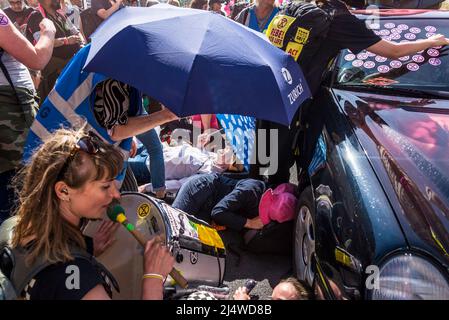 Gli attivisti che fermano un'auto giacendo intorno ad essa, non saremo spettatori, una protesta della ribellione di estinzione che combatte per la giustizia climatica, Marble Arch, Foto Stock