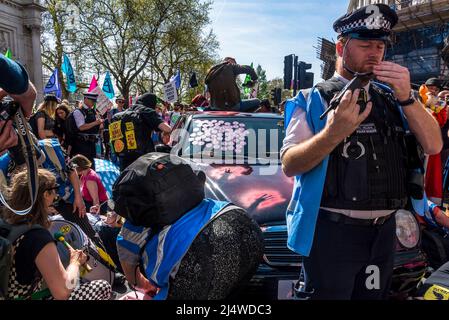 Gli attivisti che fermano un'auto giacendo intorno ad essa, non saremo spettatori, una protesta della ribellione di estinzione che combatte per la giustizia climatica, Marble Arch, Foto Stock