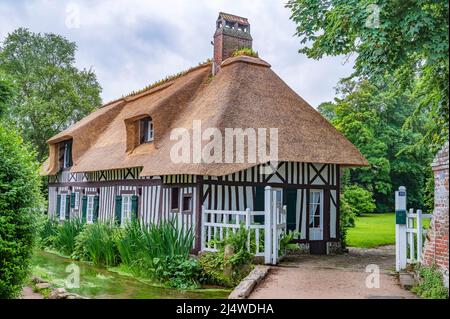 Un tipico cottage rurale in legno a Veules-les-Roses, Normandia, Francia Foto Stock