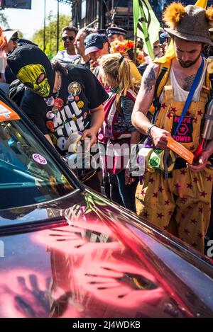 Bloccato auto con le impronte di vernice rossa, non saremo spettatori, una protesta della ribellione di estinzione che lotta per la giustizia climatica, Marble Arch, Londra Foto Stock