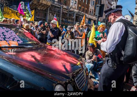 Bloccato auto con le impronte di vernice rossa, non saremo spettatori, una protesta della ribellione di estinzione che lotta per la giustizia climatica, Marble Arch, Londra Foto Stock