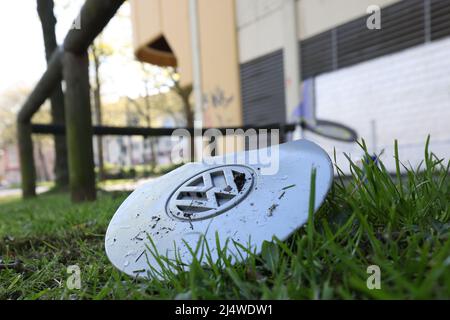 Essen, Germania. 18th Apr 2022. Sul luogo dell'incidente si trova un cappuccio. Due giovani sono caduti dall'ultimo piano di un garage in un'auto ad Essen la domenica di Pasqua e sono morti. Credit: David Young/dpa/Alamy Live News Foto Stock