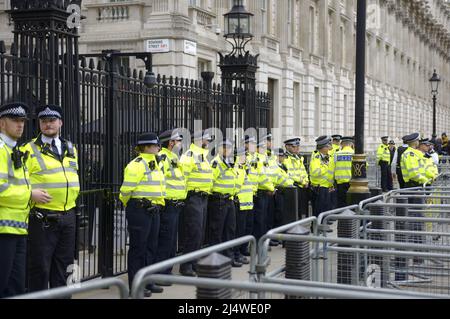 Londra, Inghilterra, Regno Unito. Linea di ufficiali di polizia che sorvegliano Downing Street durante una marcia di protesta da estinzione Rebellion, aprile 2022 Foto Stock