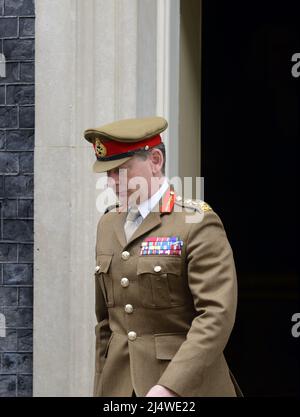 Il generale Sir Mark Carleton-Smith (Capo dello Stato maggiore dell'Esercito britannico) parte dal 10 Downing Street, durante una visita del Regno Unito da parte del generale americano James C. Foto Stock
