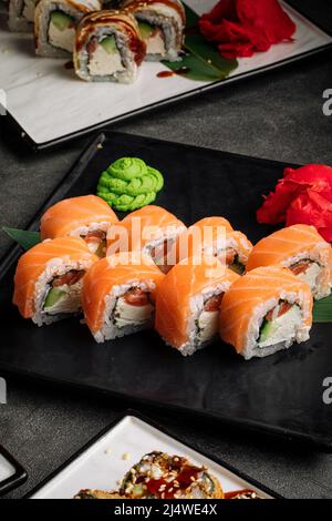 Involtini di sushi Philadelphia con salmone affumicato Foto Stock