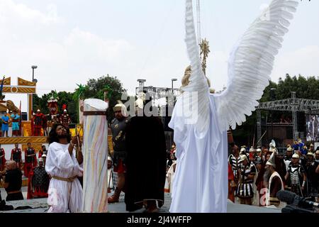 Non esclusiva: CITTÀ DEL MESSICO, MESSICO - Apr 15, 2022: I devoti prendono parte al 'Venerdì Santo' nella rappresentazione 179th della Passione di Cristo Foto Stock