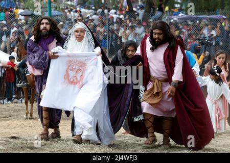 Non esclusiva: CITTÀ DEL MESSICO, MESSICO - Apr 15, 2022: I devoti prendono parte al 'Venerdì Santo' nella rappresentazione 179th della Passione di Cristo Foto Stock