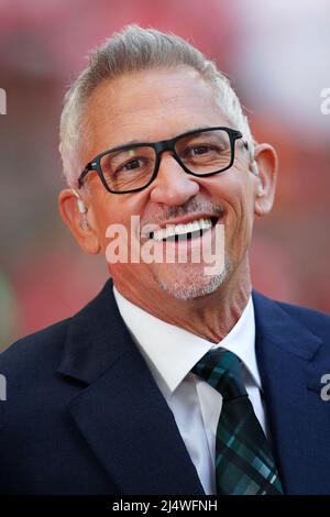 Il presentatore televisivo e l'ex calciatore Gary Lineker lavora ai margini del Wembley Stadium durante una partita di football della fa Cup. Foto Stock