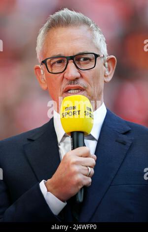 Il presentatore televisivo e l'ex calciatore Gary Lineker lavora ai margini del Wembley Stadium durante una partita di football della fa Cup. Foto Stock