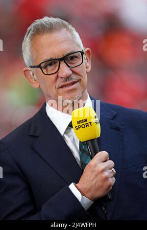 Il presentatore televisivo e l'ex calciatore Gary Lineker lavora ai margini del Wembley Stadium durante una partita di football della fa Cup. Foto Stock