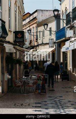 Rua 5 de Outubro - strada commerciale principale a Loule, Algarve, Portogallo Foto Stock