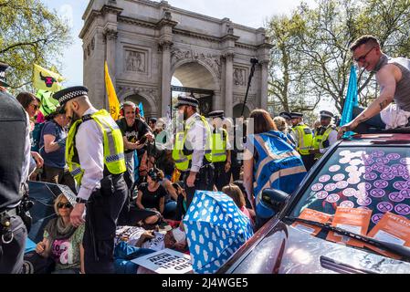 La polizia incontrata che si impegna con i manifestanti su strada bloccati da un sit-in a non saremo spettatori, una protesta della ribellione di estinzione che combatte per il clima Foto Stock