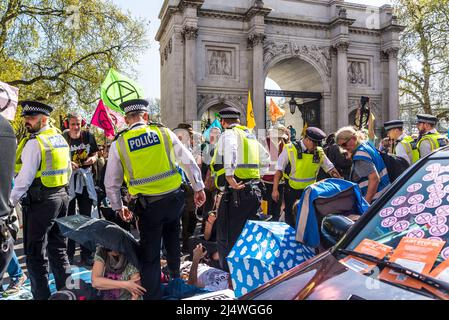 La polizia incontrata che si impegna con i manifestanti su strada bloccati da un sit-in a non saremo spettatori, una protesta della ribellione di estinzione che combatte per il clima Foto Stock