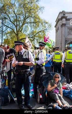 La polizia incontrata che si impegna con i manifestanti su strada bloccati da un sit-in a non saremo spettatori, una protesta della ribellione di estinzione che combatte per il clima Foto Stock