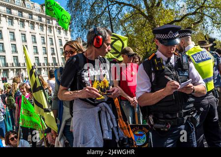 La polizia incontrata che si impegna con i manifestanti su strada bloccati da un sit-in a non saremo spettatori, una protesta della ribellione di estinzione che combatte per il clima Foto Stock