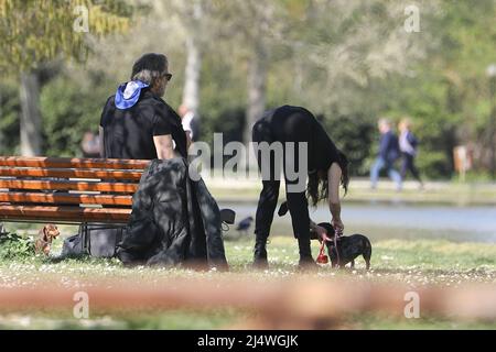 Roma, Italia. 16th Apr 2022. Roma, Max Tortora al parco con sua moglie Maria Teresa Merlino e il loro cane dachshund. Credit: Independent Photo Agency/Alamy Live News Foto Stock