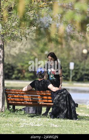 Roma, Italia. 16th Apr 2022. Roma, Max Tortora al parco con sua moglie Maria Teresa Merlino e il loro cane dachshund. Credit: Independent Photo Agency/Alamy Live News Foto Stock