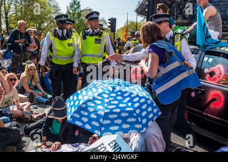 La polizia incontrata che si impegna con i manifestanti su strada bloccati da un sit-in a non saremo spettatori, una protesta della ribellione di estinzione che combatte per il clima Foto Stock