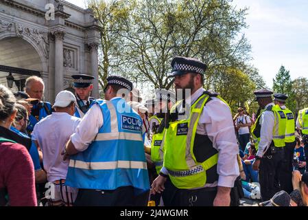 La polizia incontrata che si impegna con i manifestanti su strada bloccati da un sit-in a non saremo spettatori, una protesta della ribellione di estinzione che combatte per il clima Foto Stock