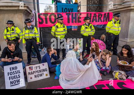 Stop the harm banner at Marble Arch, at We Will not be bystanders, an Extinction Rebellion protesta che combatte per la giustizia climatica, Marble Arch, Londo Foto Stock