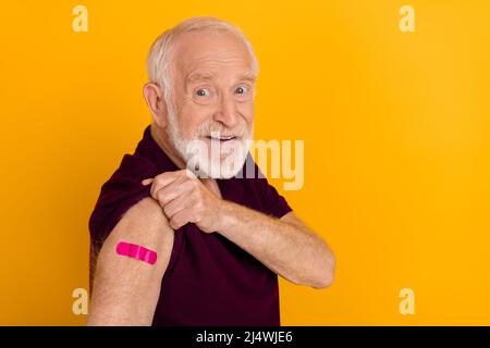 Foto del profilo della campagna anticorpale vaccinata dell'uomo anziano covid-19 prevenzione isolata su sfondo di colore giallo Foto Stock