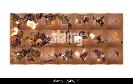 Piatto di cioccolato al latte con mandorle e uvetta isolate su sfondo bianco. Foto Stock