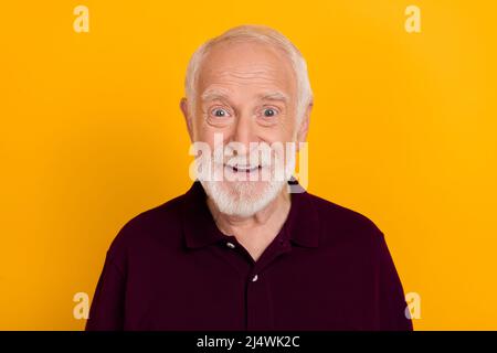 Foto di Senior uomo allegro buon umore Toothy sorriso indossare casual vestito isolato su sfondo di colore giallo Foto Stock