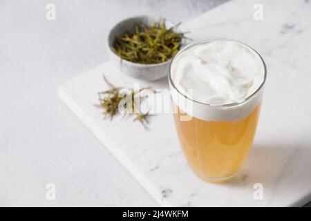 Tè al formaggio cinese con strato di schiuma cremosa. Bevanda asiatica alla moda. Thailandese tè al latte. Primo piano. Spazio di copia. Foto Stock