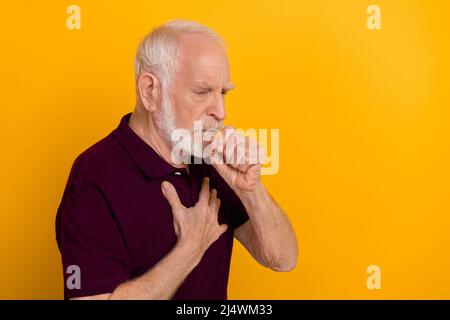 Foto dell'anziano malato grigio hairdo uomo malato indossare t-shirt mirtillo isolato su sfondo di colore giallo Foto Stock