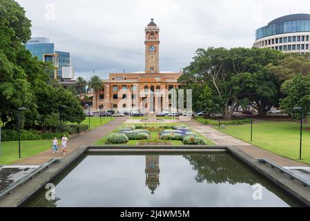 Guardando oltre la Fontana del Capitano Cook e il Parco Civico fino al Municipio di Newcastle (aperto nel 1929) in King Street, Newcastle, Australia, Foto Stock