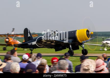 Goodyear FG-1D Corsair taxiing gli spettatori passati al Salone aereo di Duxford Air Festival il 27th maggio 2018 Foto Stock