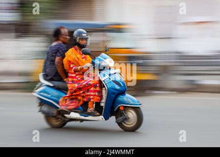 Donne che guidano uno scooter a Trichy, Tamil Nadu, India Foto Stock