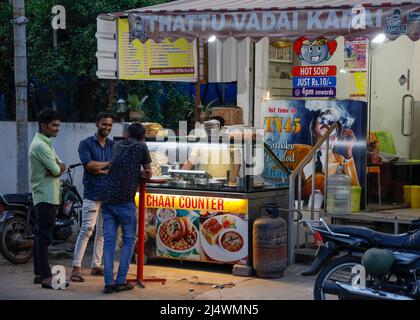 Uomini in piedi di fronte ad un negozio di alimentari di strada a Trichy, Tamil Nadu, India Foto Stock