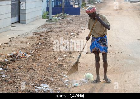 Vecchio che lavora come spazzatrice stradale a Trichy, Tamil Nadu, India Foto Stock