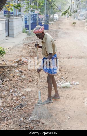 Vecchio che lavora come spazzatrice stradale a Trichy, Tamil Nadu, India Foto Stock